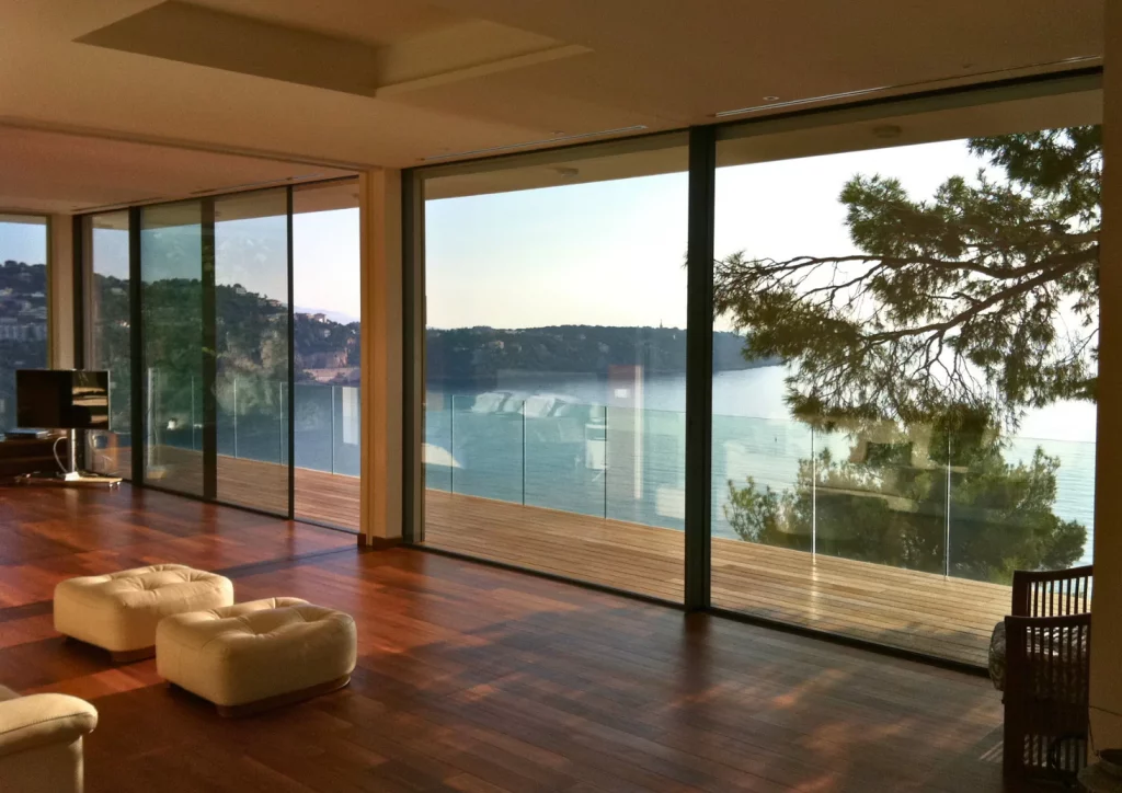 Minimalist-windows-balcony-villa-monaco